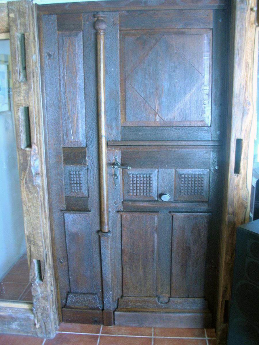 Eine sehr alte Holztür mit einem Messinggriff