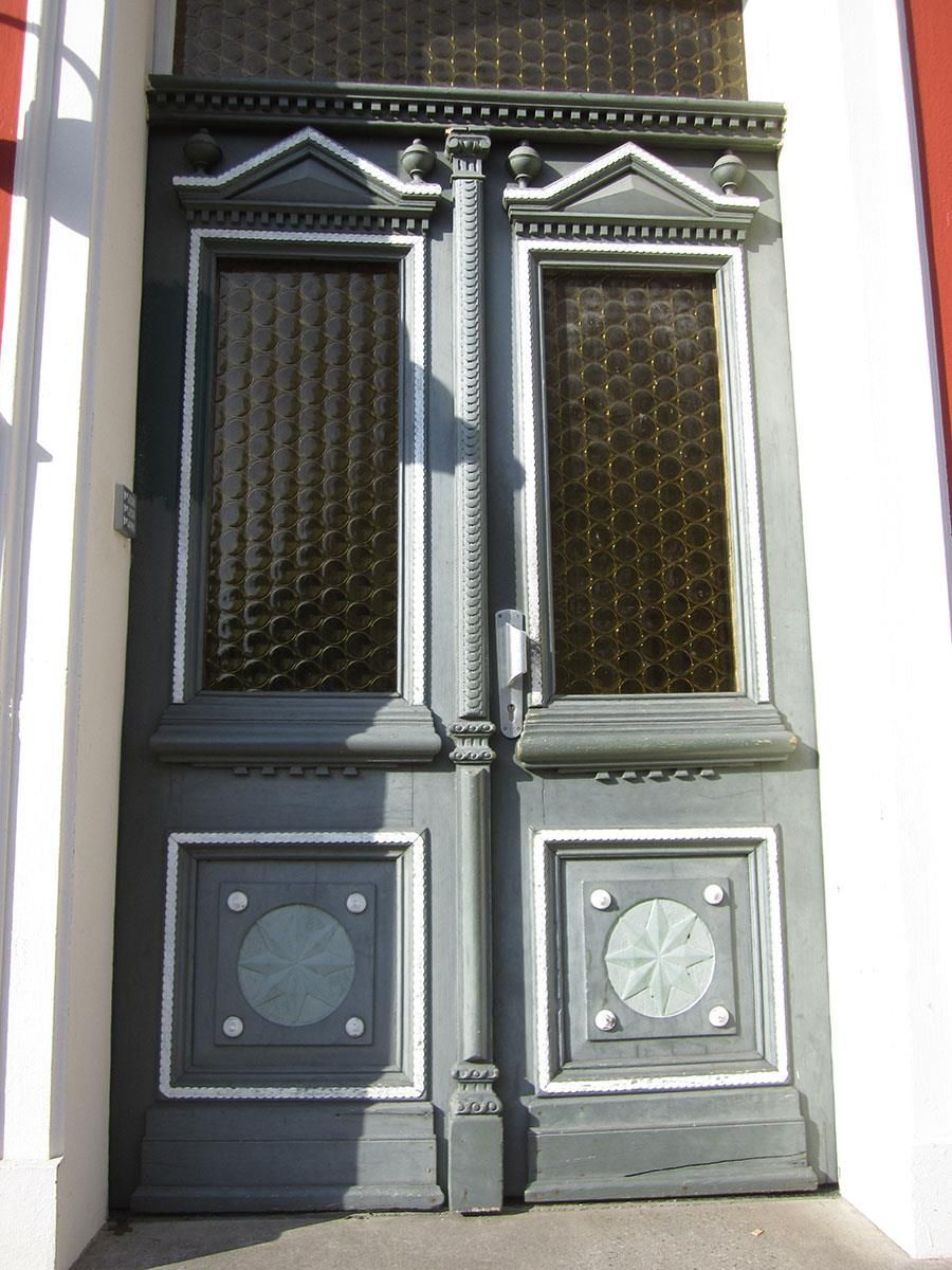 Eine Tür mit einem kreisförmigen Muster