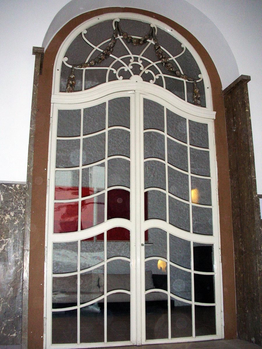 Eine Tür mit der Spiegelung eines Sofas darin