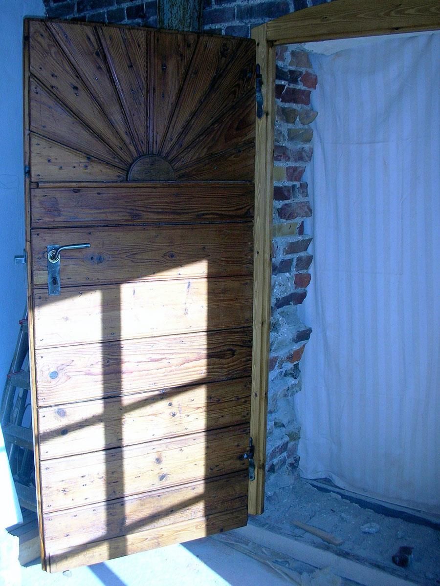 Eine Holztür mit einer Ziegelwand dahinter