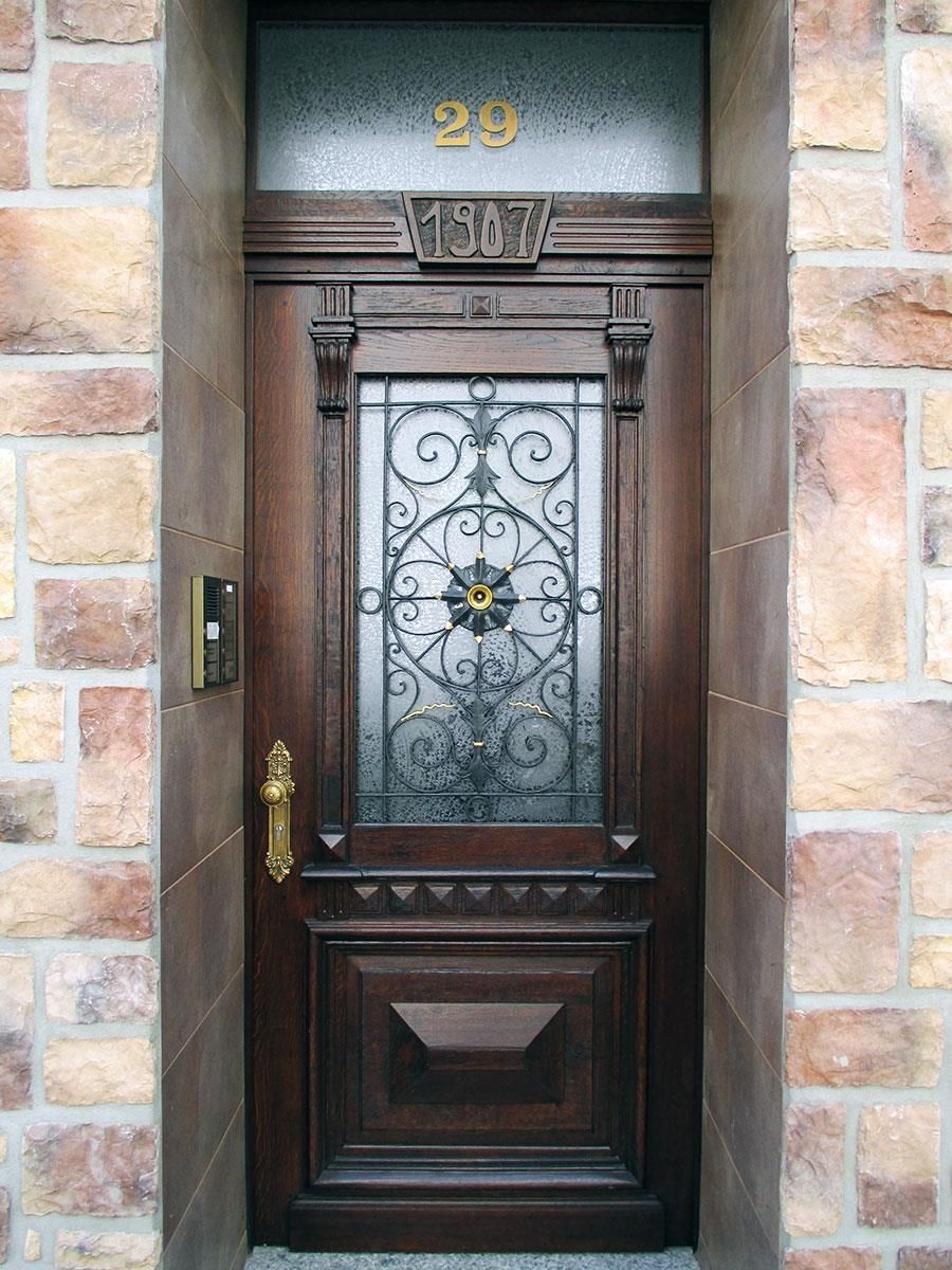 Eine Tür mit der Nummer 29 darauf