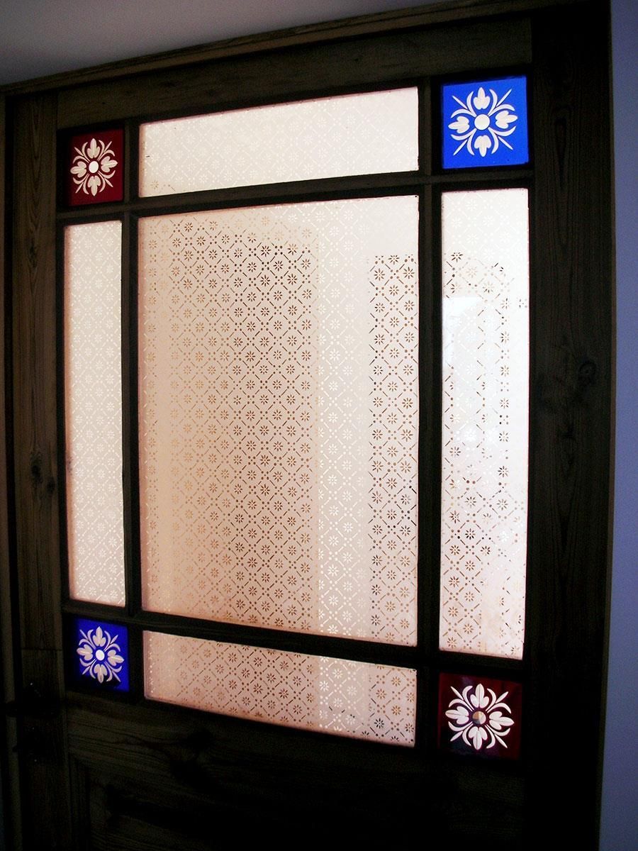 Ein Buntglasfenster mit Schneeflocken darauf