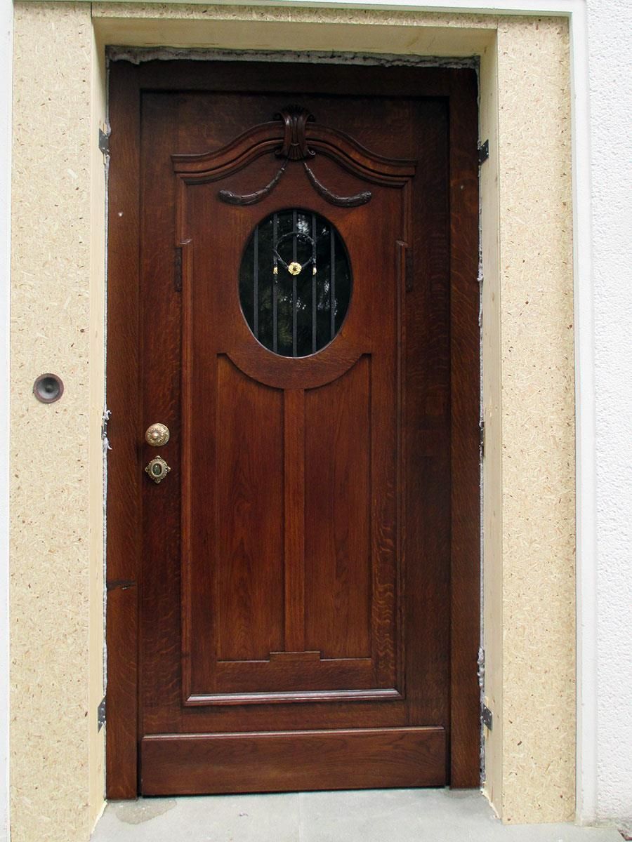 Eine Holztür mit einem runden Fenster