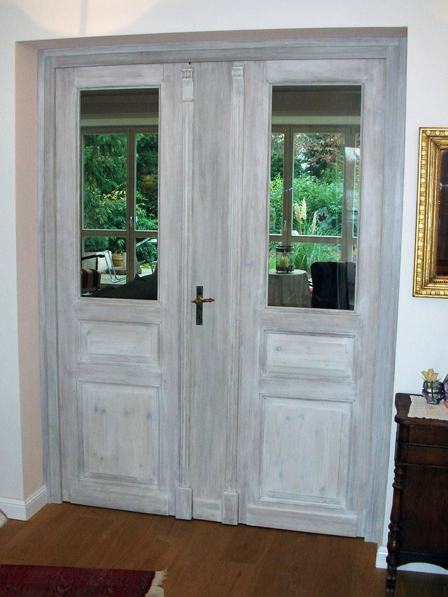 Ein Zimmer mit einer Kommode und einem Bild an der Wand