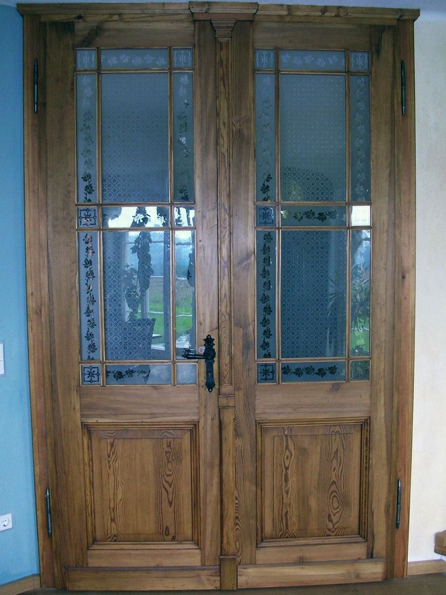 Ein Paar Holztüren mit einer blauen Wand dahinter