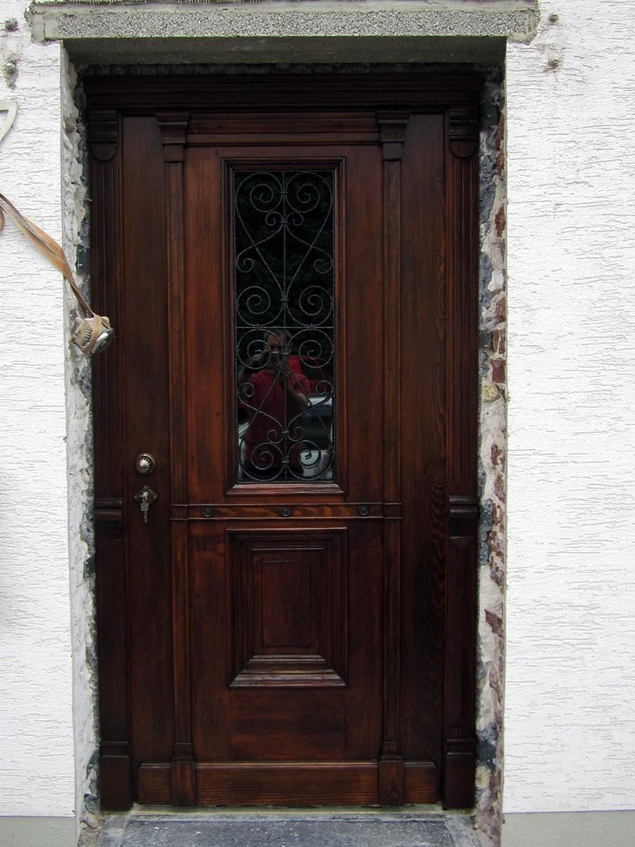 Eine Tür mit der Spiegelung einer Person darin