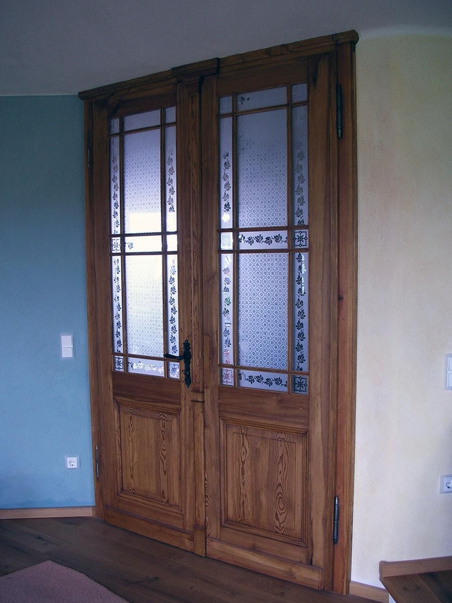 Eine Holztür mit einer blauen Wand dahinter