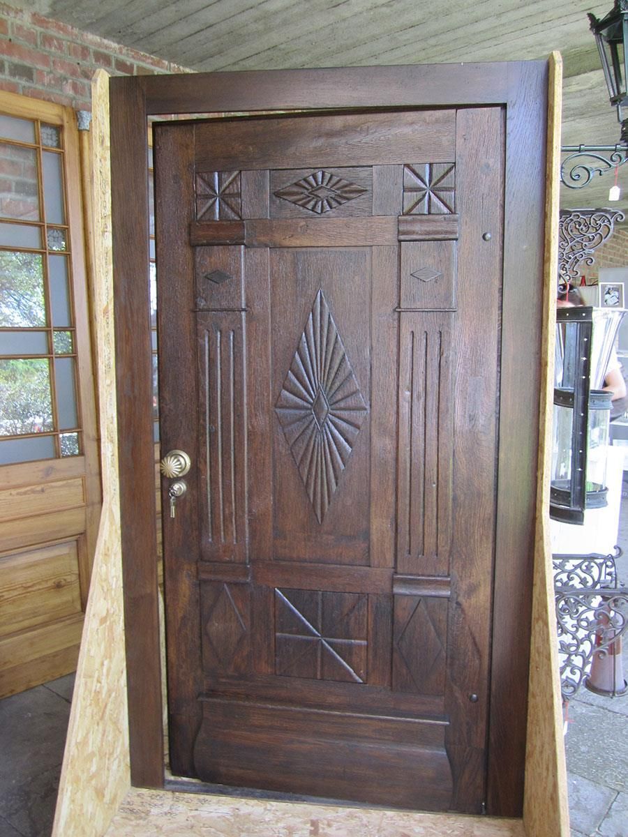 Eine Holztür mit einem eingeschnitzten Kreuz