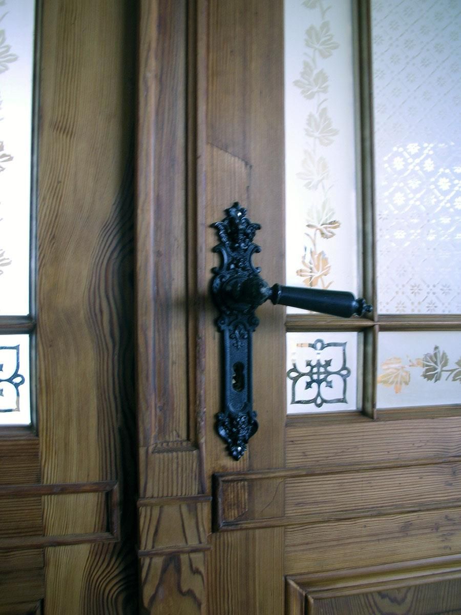 Eine Holztür mit einem schwarzen Griff