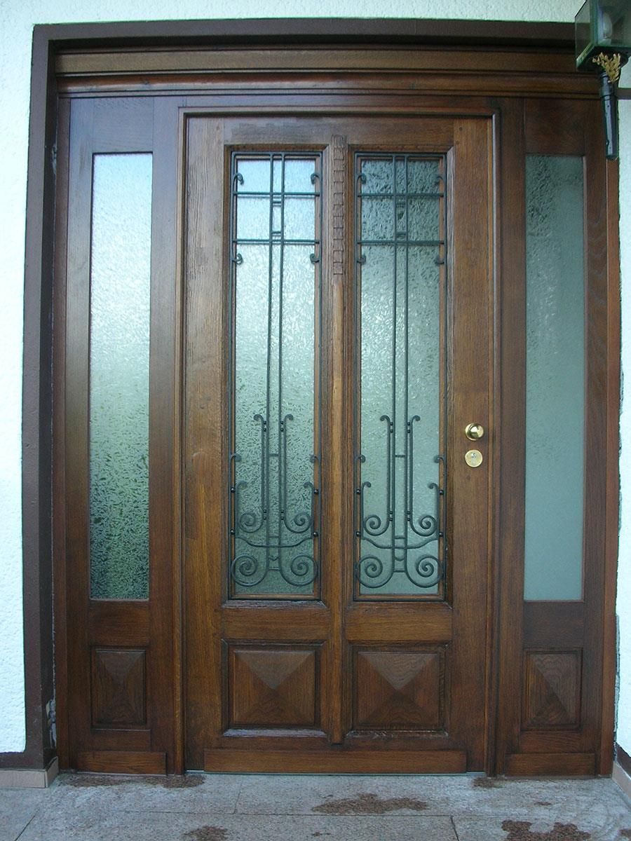 Eine Holztür mit einem schmiedeeisernen Design darauf