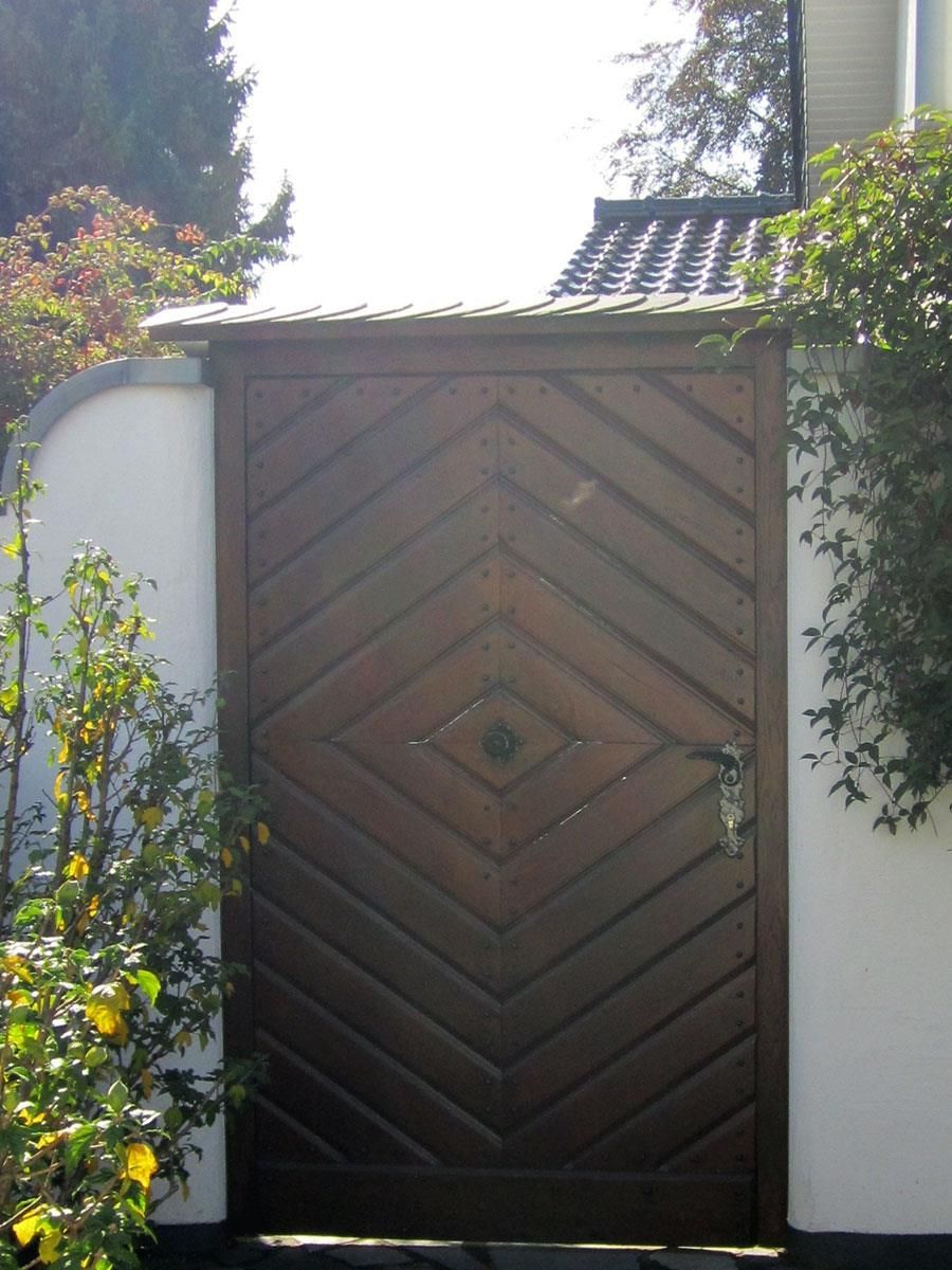 Eine Holztür mit einem Rautenmuster darauf