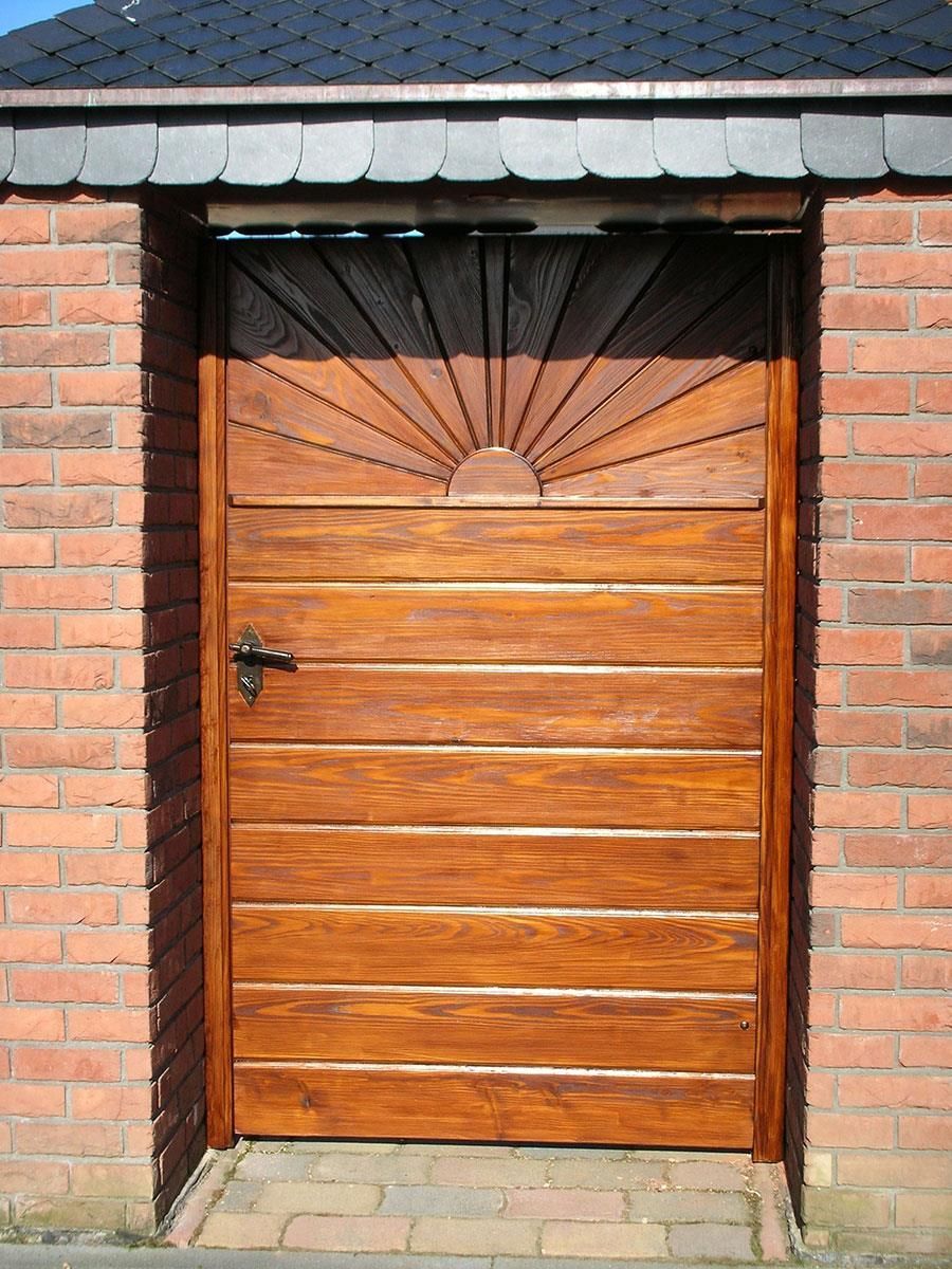 Eine Holztür mit einer Ziegelwand dahinter