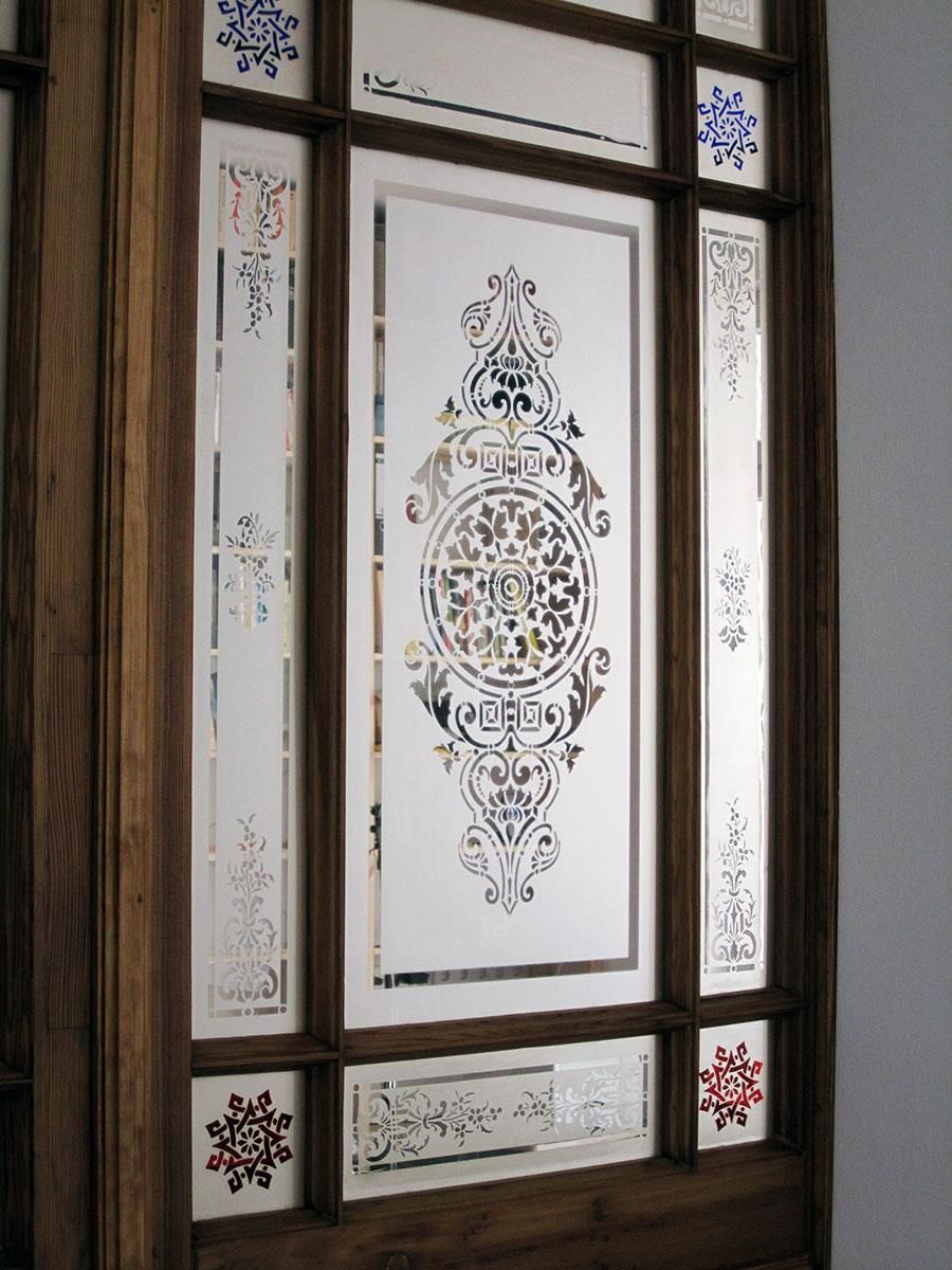 Ein Buntglasfenster mit einem kreisförmigen Muster darauf