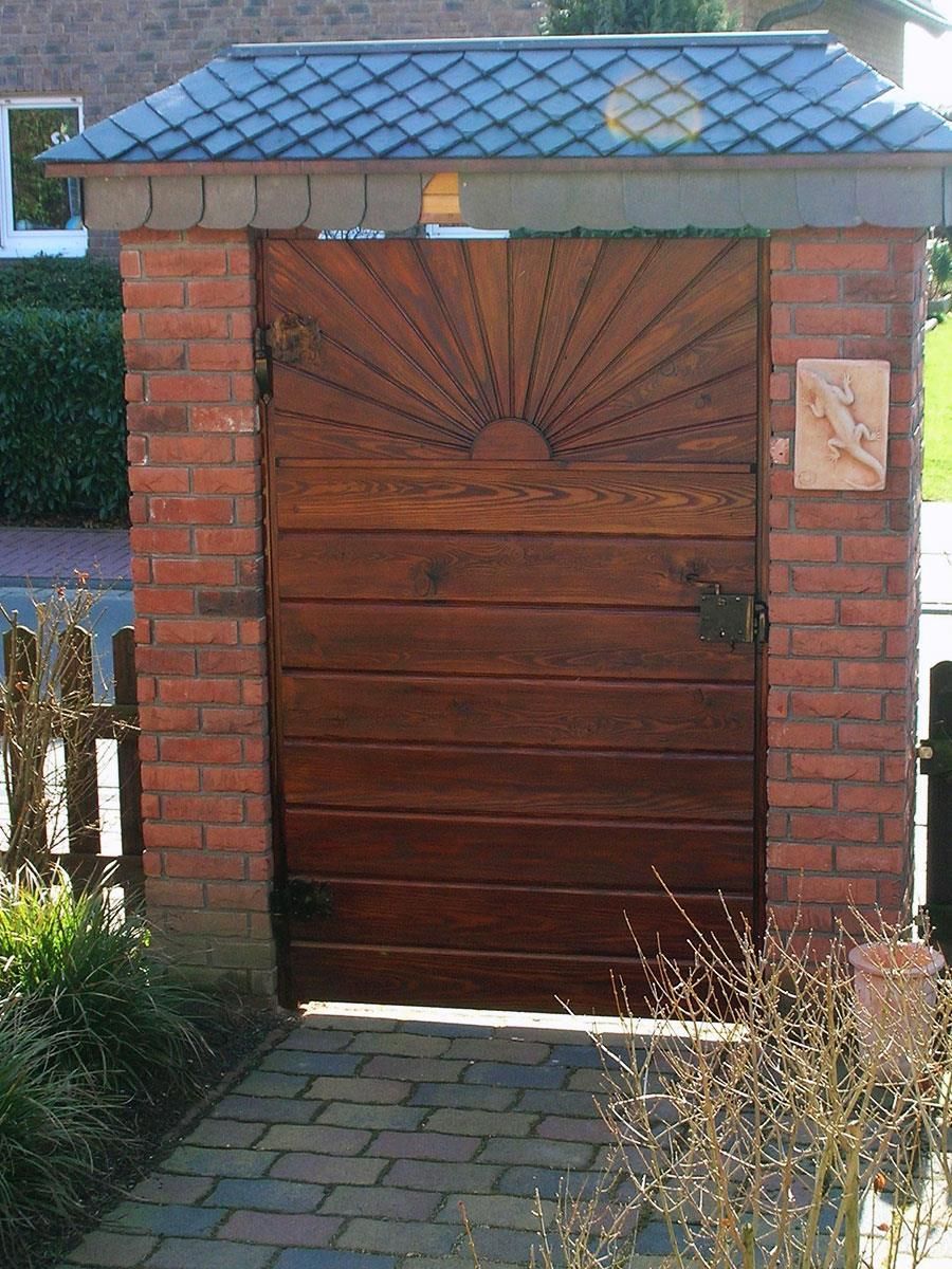 Eine Ziegelwand mit einer Holztür davor