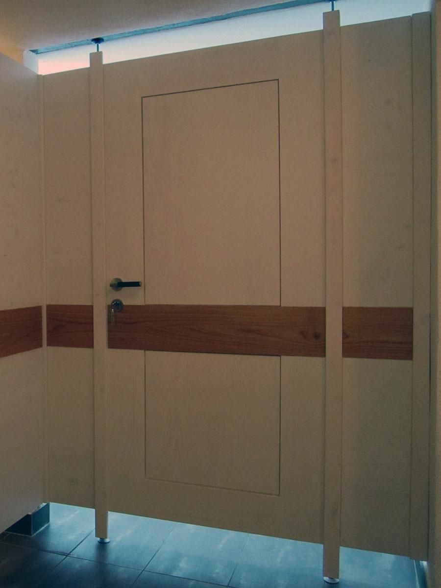 Eine weiße Tür mit Holzverkleidung und Griff