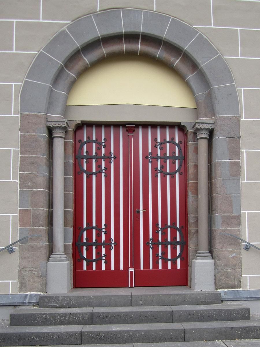 Eine rote Tür mit weißen Streifen darauf