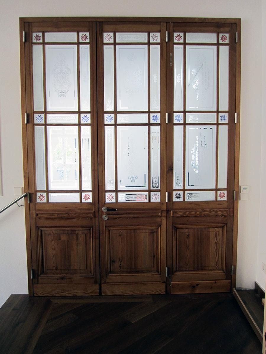 Eine Holztür mit einem Blumenmuster darauf