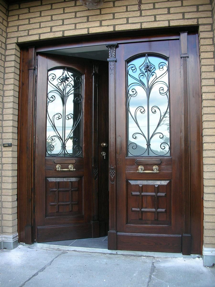 Eine Holztür mit einem schmiedeeisernen Design darauf