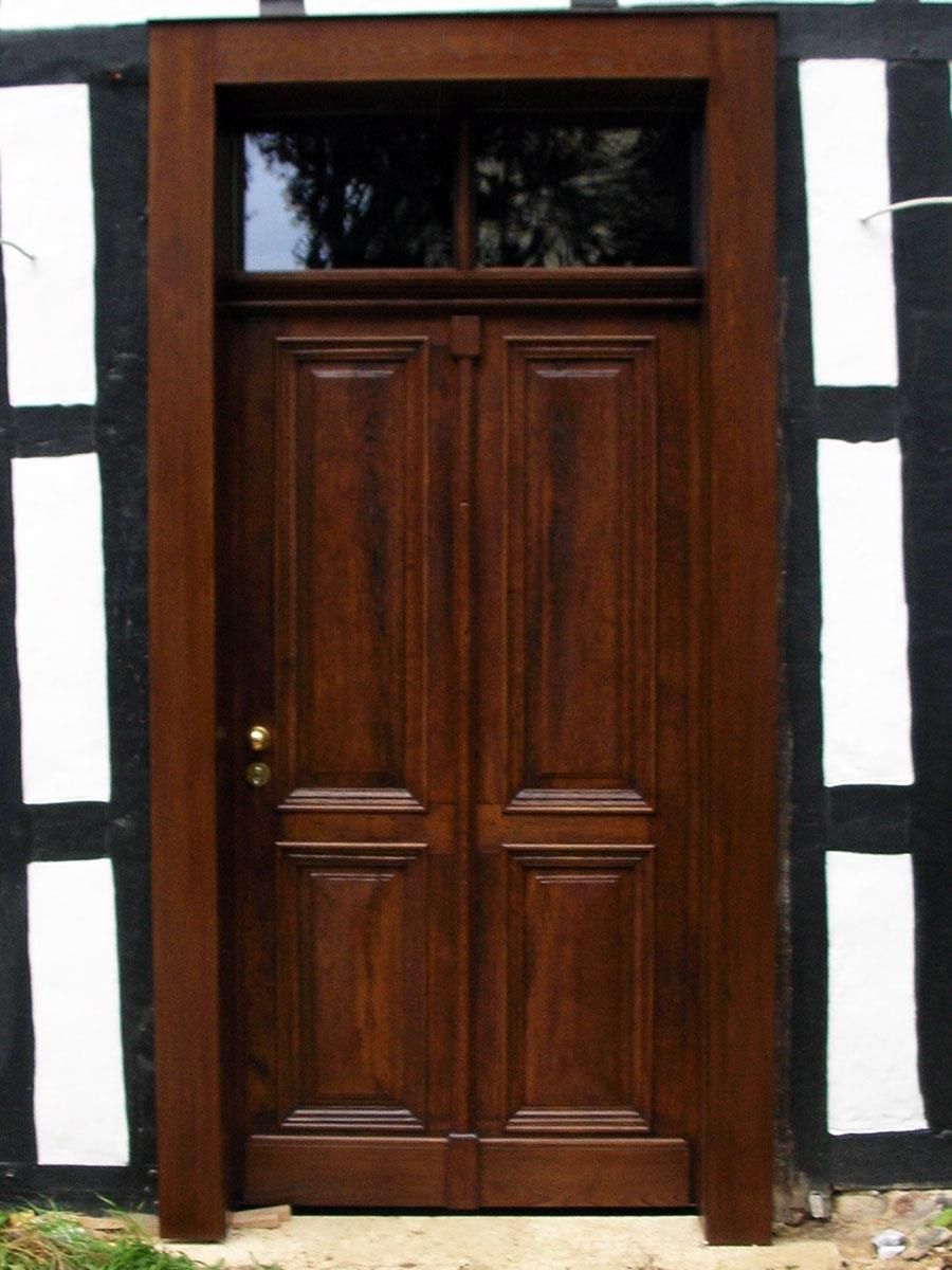 Eine Holztür mit einer schwarz-weißen Wand dahinter