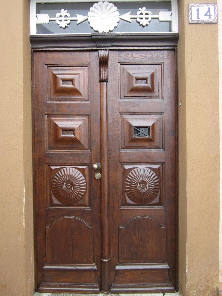 Eine Holztür mit der Nummer 14 darauf