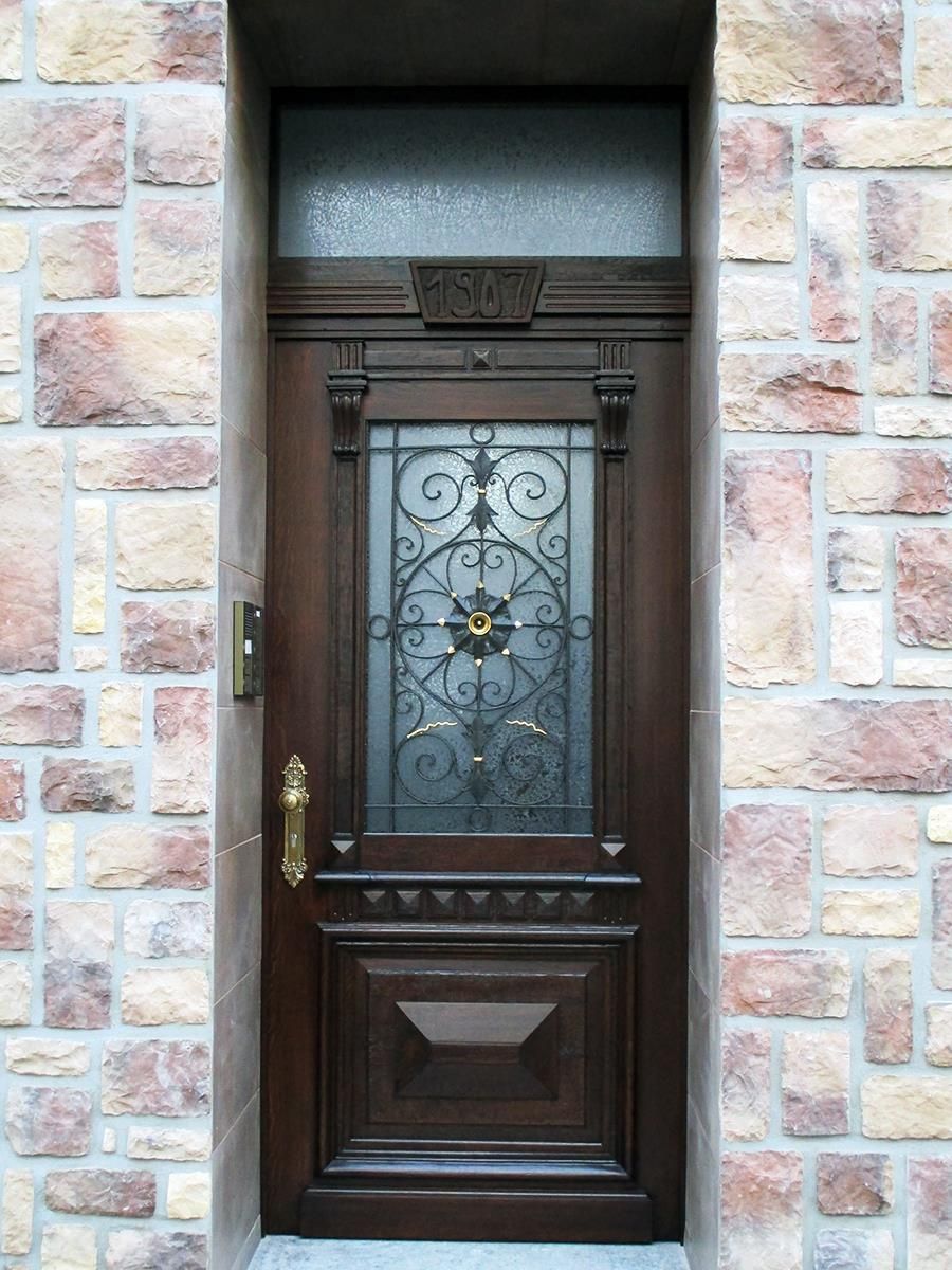 Eine Holztür mit einem schmiedeeisernen Design darauf