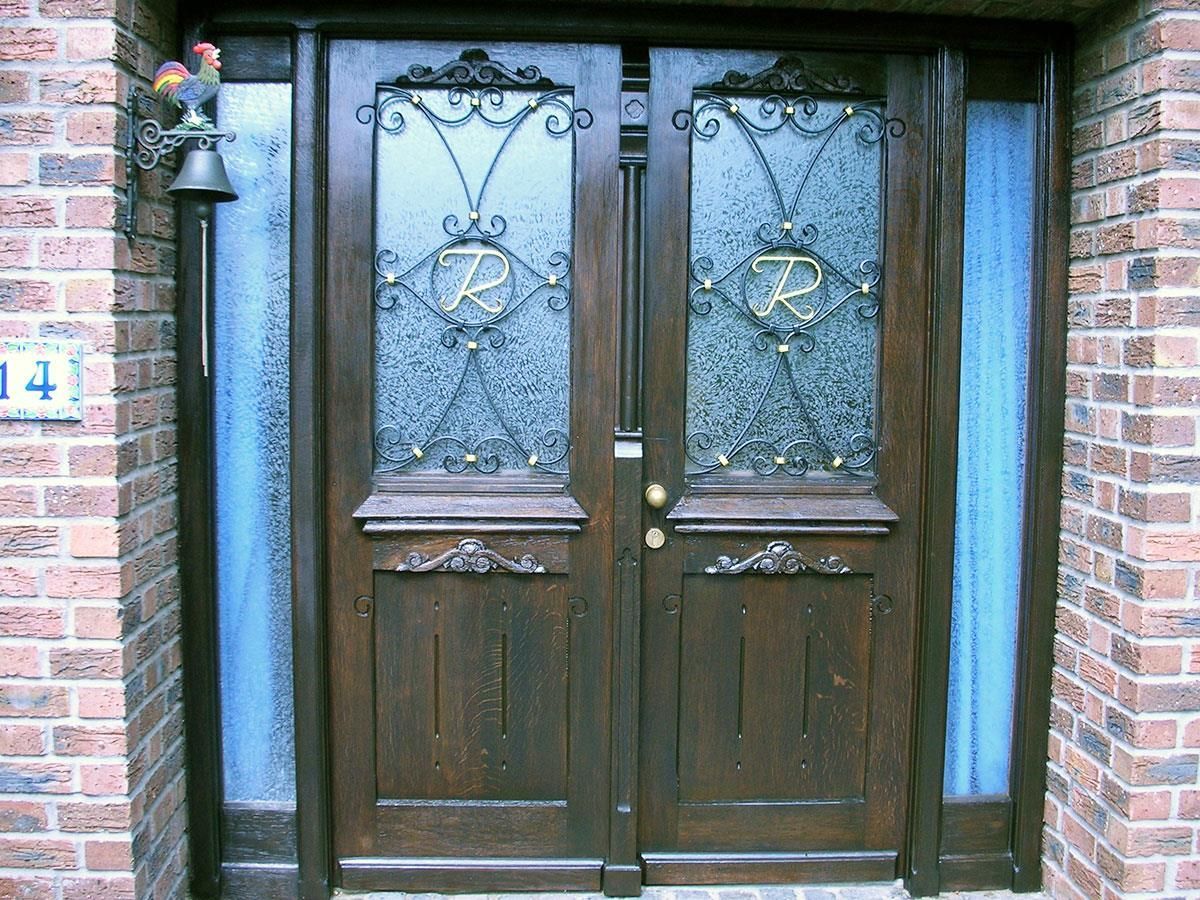 Ein Backsteingebäude mit einer Tür, auf der die Nummer 4 steht