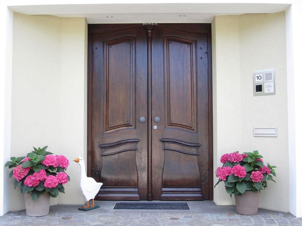 Eine Statue einer Ente steht vor einer Tür