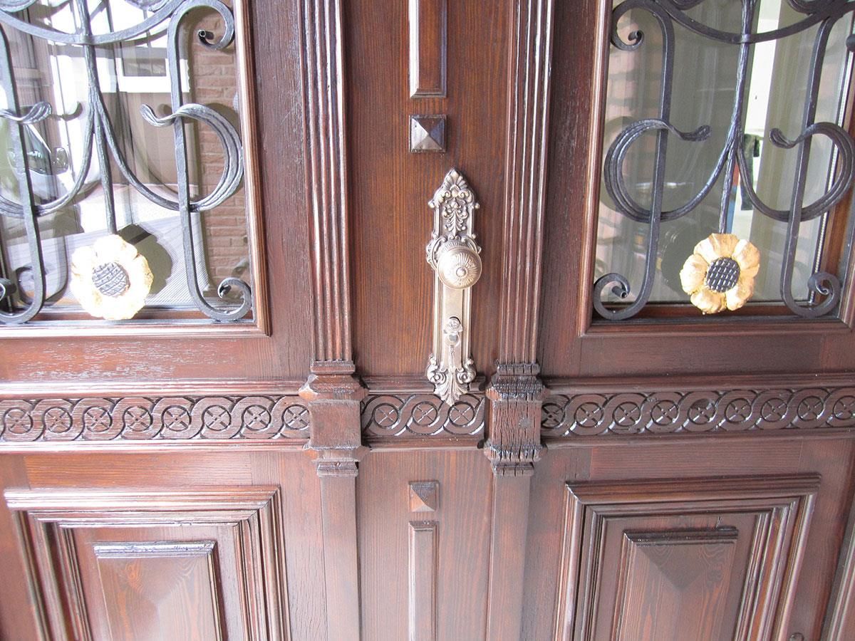 Eine Nahaufnahme einer Holztür mit einem Metallgriff