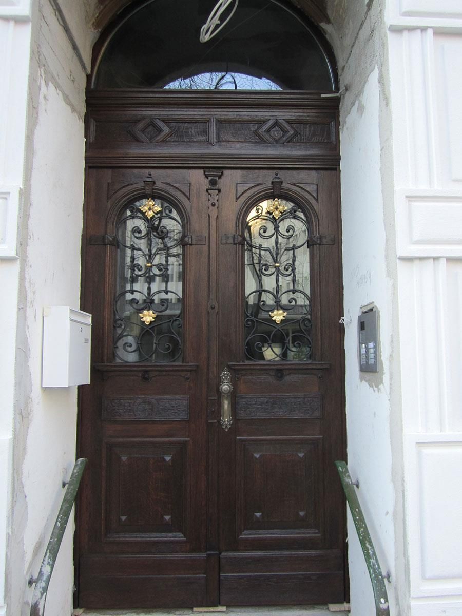 Eine Tür mit der Nummer 11 darauf