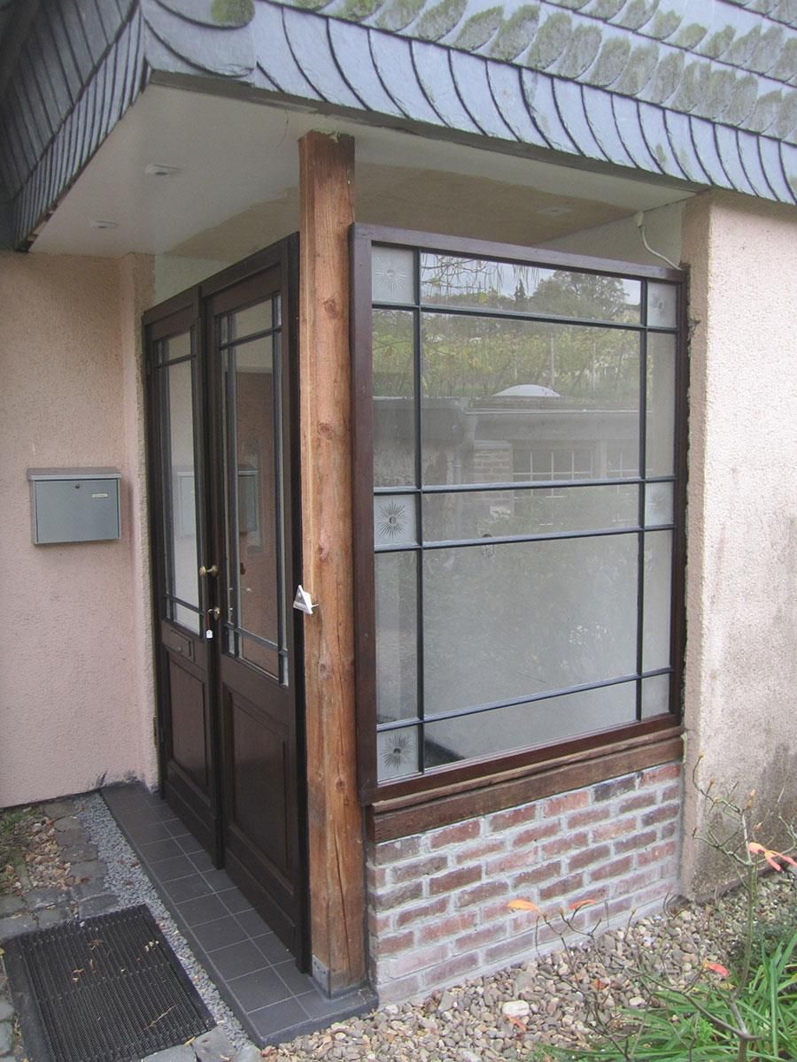 Ein Gebäude mit einem Briefkasten an der Seite