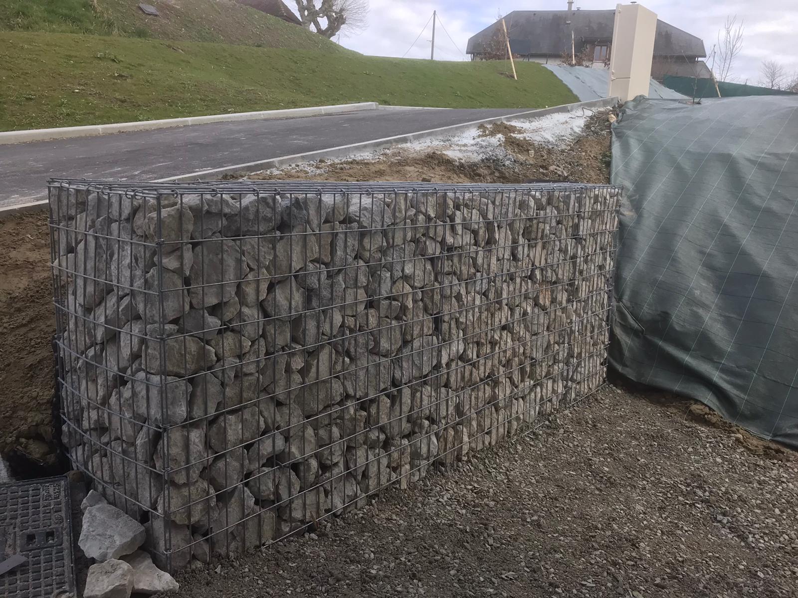 Mur de pierre avec filet métallique