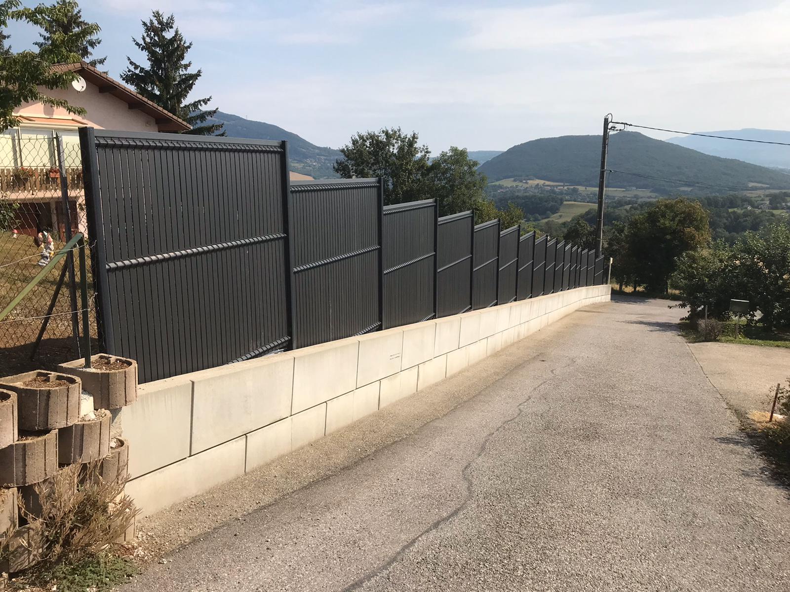 Clôture noire autour d'une maison
