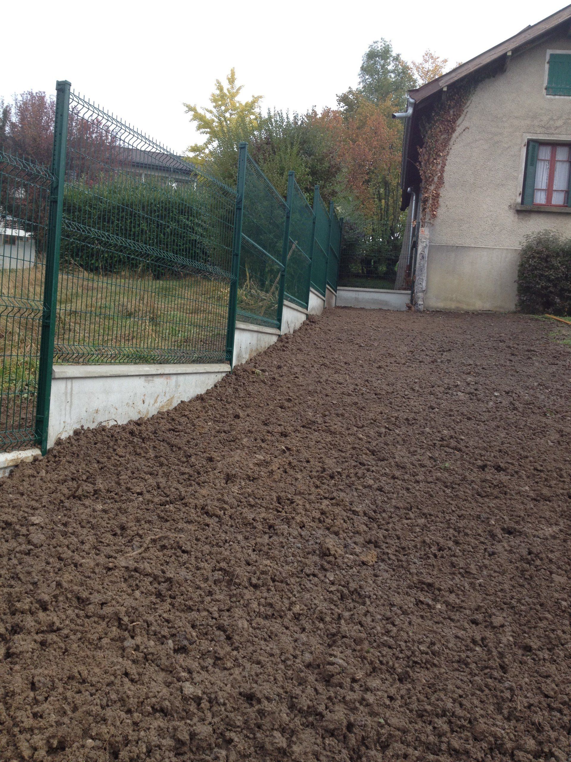 Pose de clôture en grillage vert