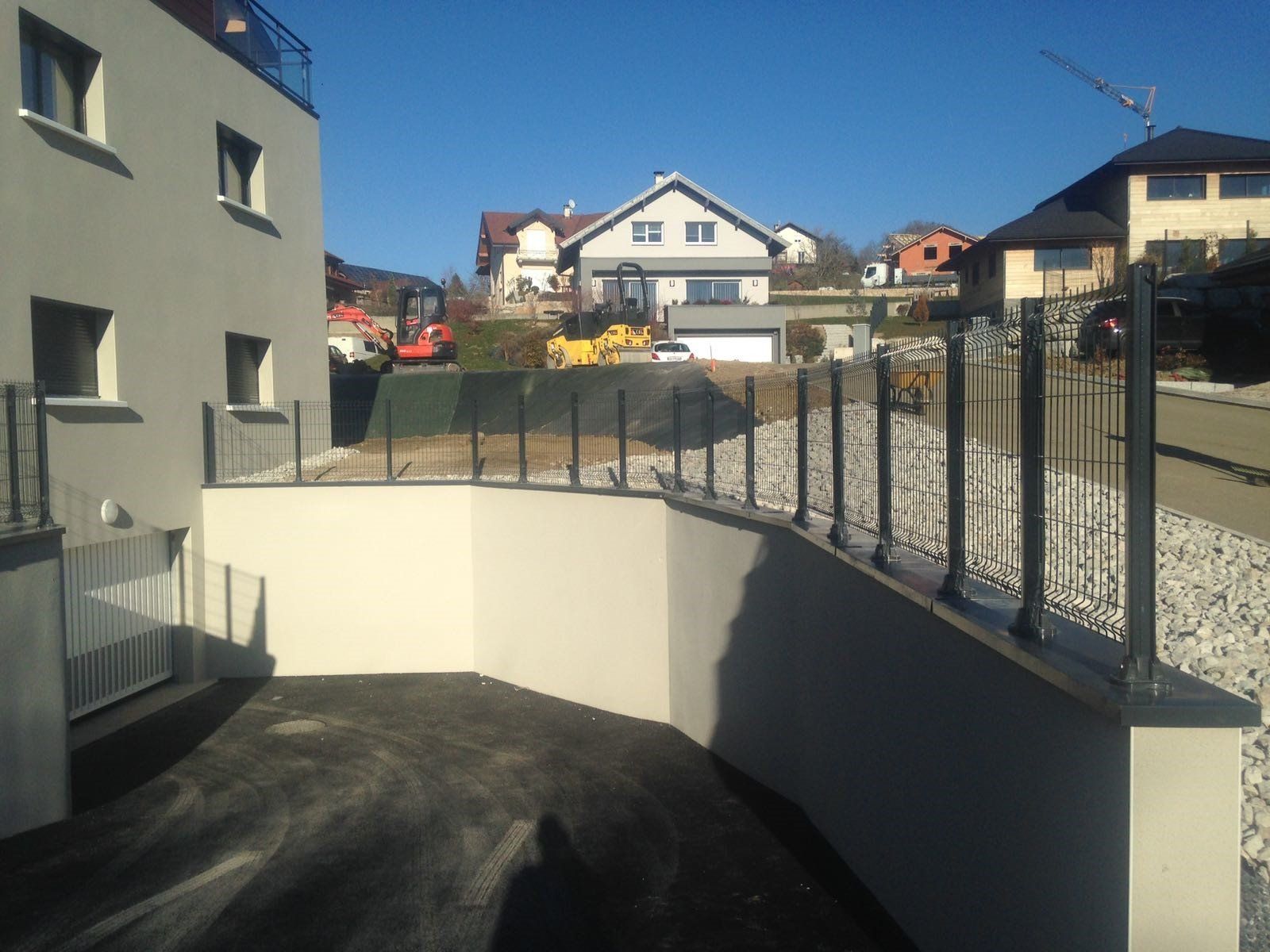 Clôture autour d'une zone d'habitations