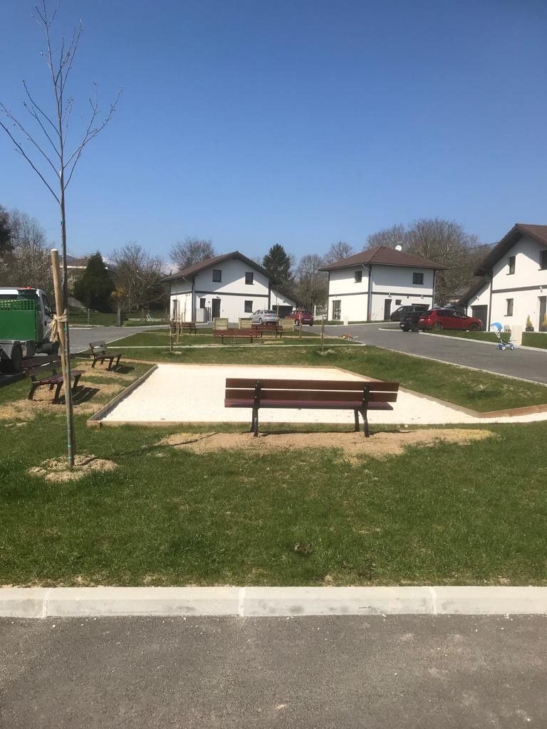 Création d'un espace avec bancs en bois et arbres