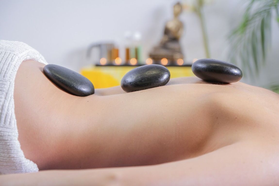 pierres chaudes - ode à nous massage bien-être