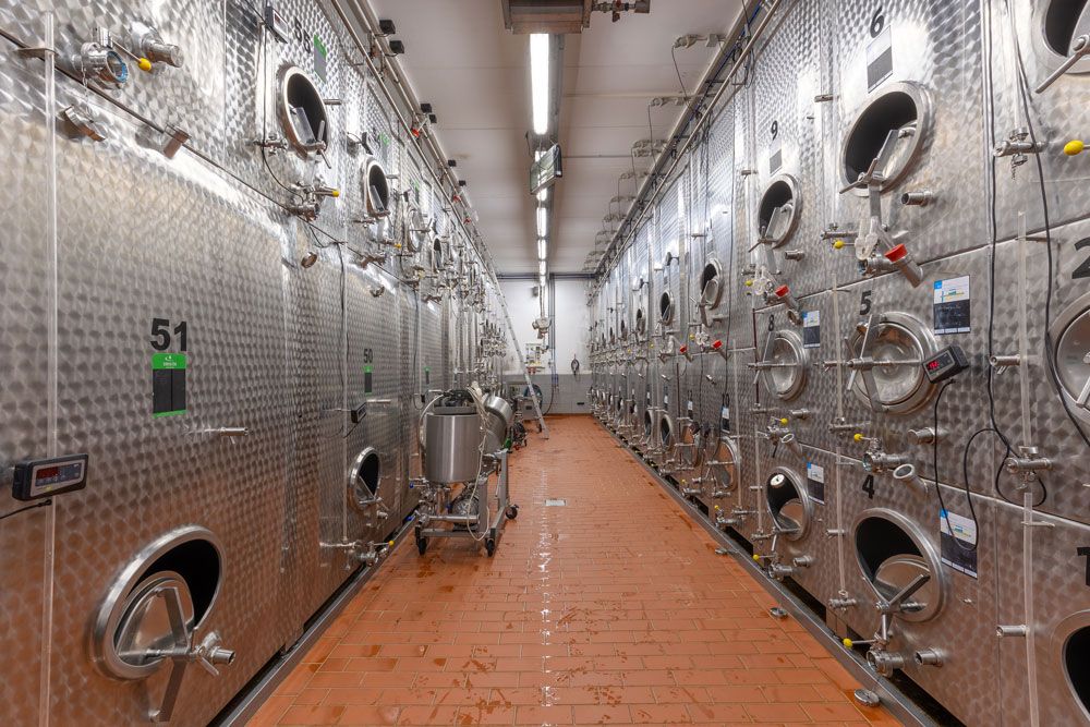 Ein langer Flur mit zahlreichen Edelstahltanks.