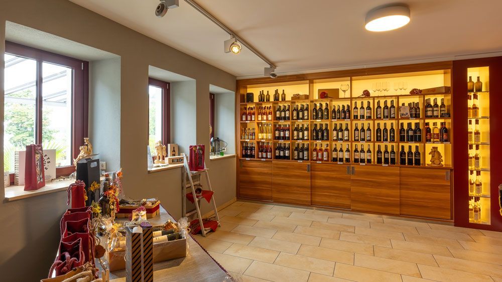 Ein Raum voller Weinflaschen auf Regalen.