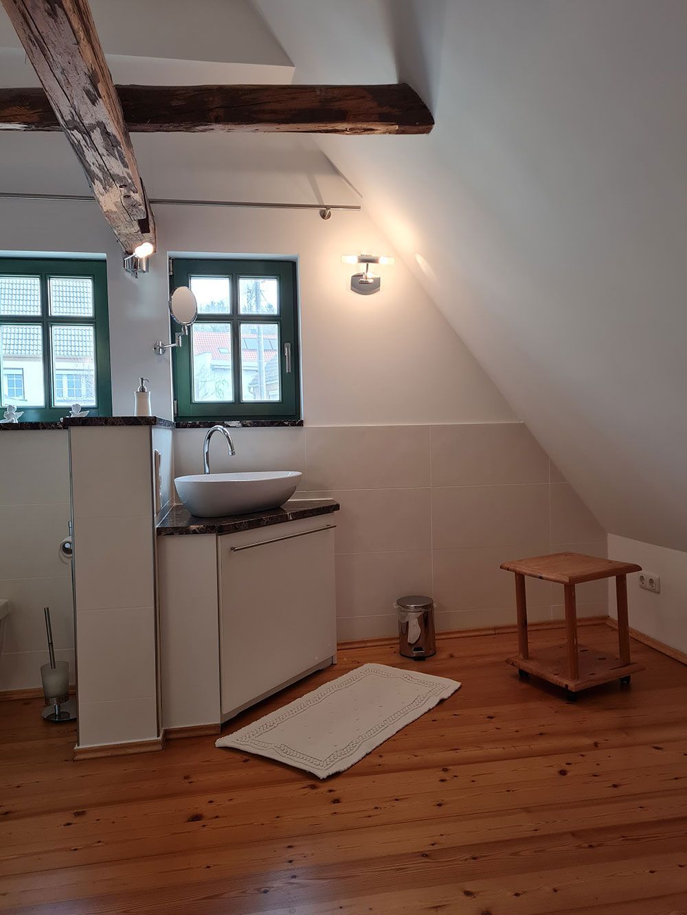 Ein Badezimmer mit Waschbecken und einem Teppich auf dem Boden