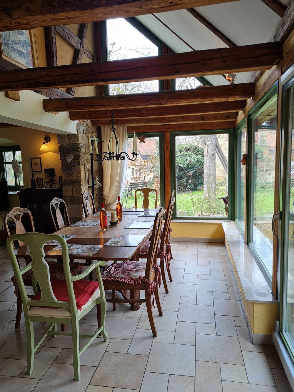 Ein Esszimmer mit einem Tisch und Stühlen