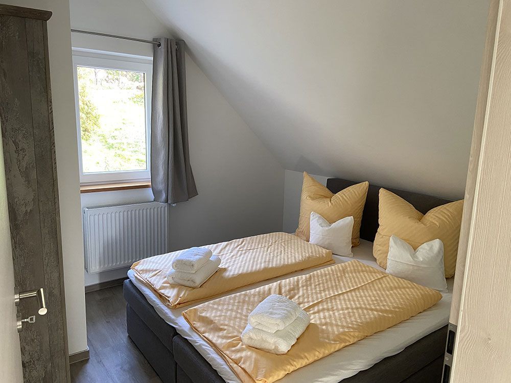 Ein Schlafzimmer mit zwei Betten und einem Fenster.