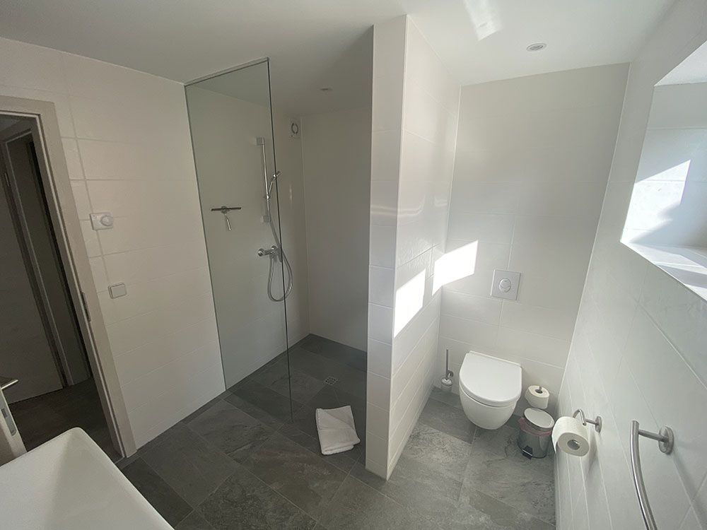 Ein Badezimmer mit Toilette, Waschbecken und Dusche.