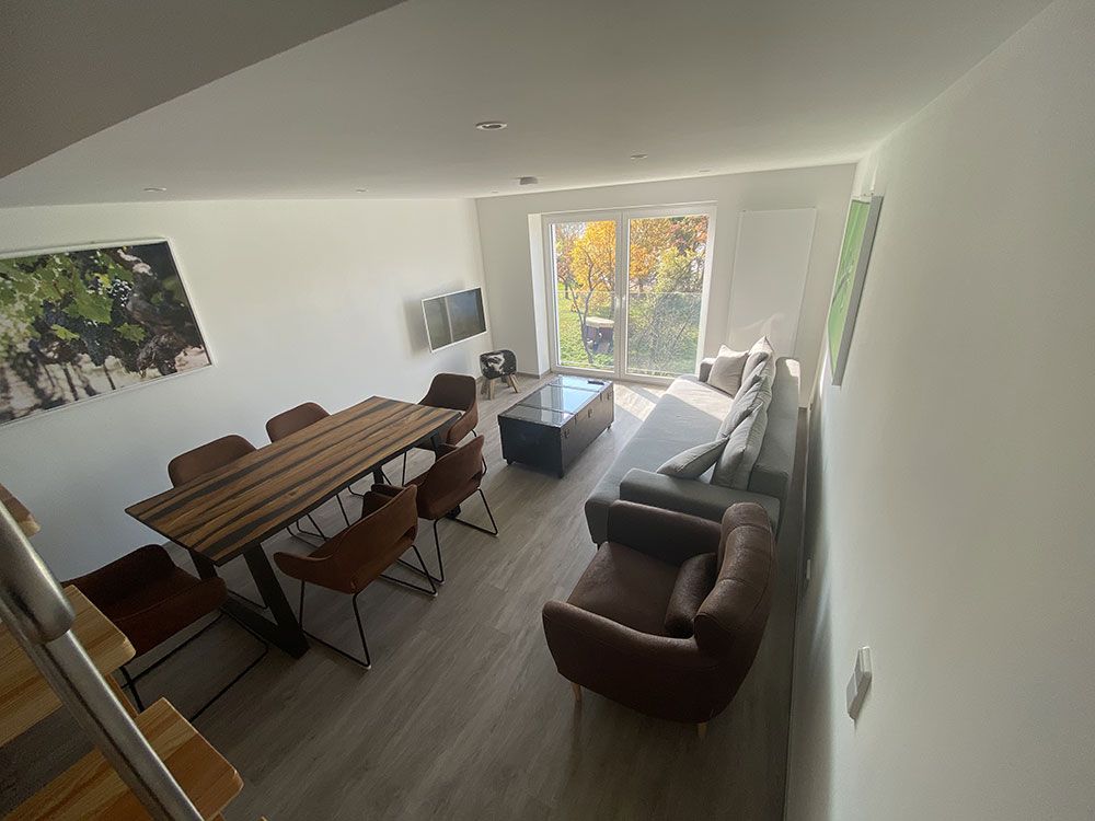 Ein Wohnzimmer mit Tisch, Stühlen und einer Couch.