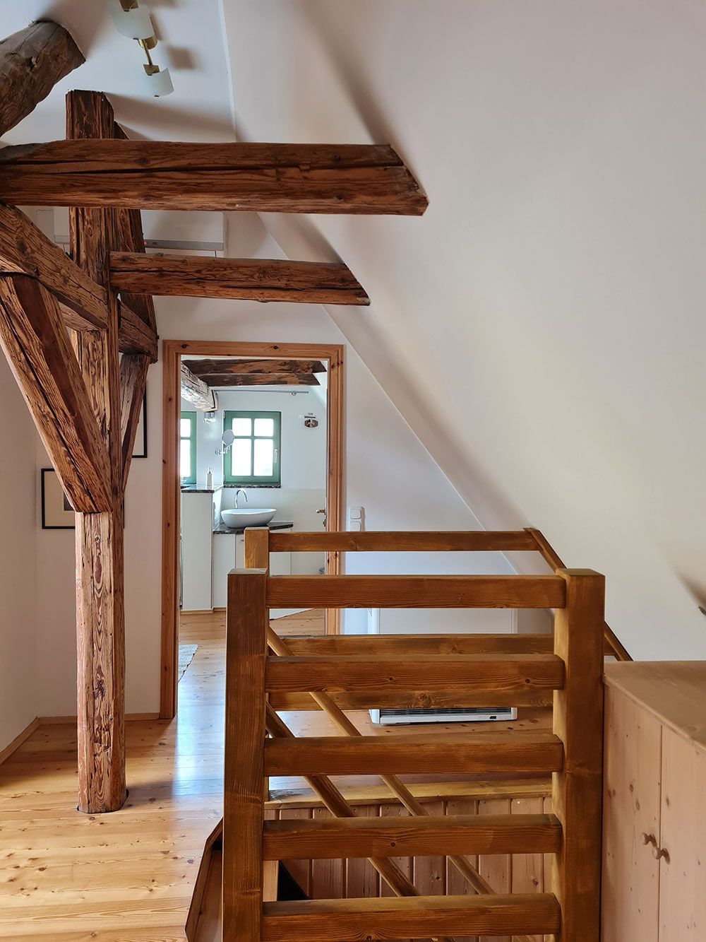Eine Holztreppe in einem Haus mit einem Holzgeländer