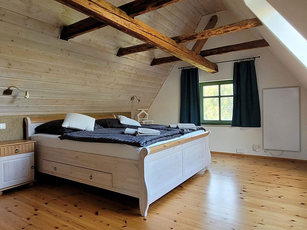 In der Mitte des Zimmers steht ein großes Bett.