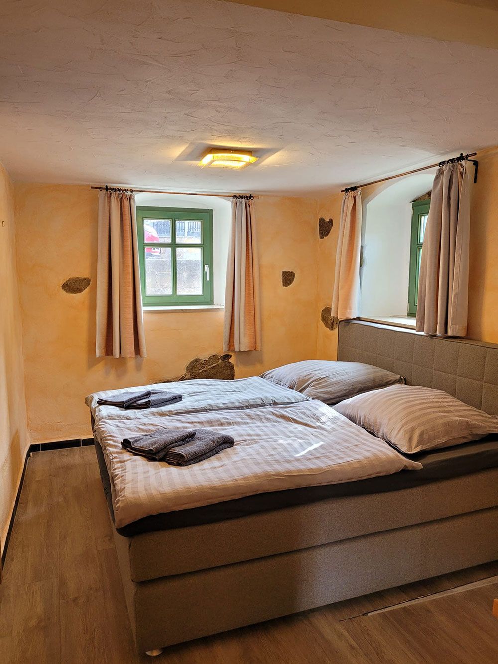 Ein Schlafzimmer mit zwei Betten und einem Fenster.