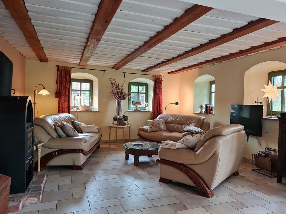 Ein Wohnzimmer voller Möbel und einem Kamin.