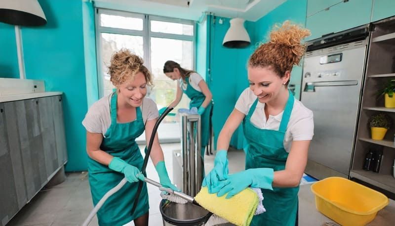 Eine Gruppe von Frauen, die in einer Küche arbeiten | MMJ Glas- und Gebäudereinigung