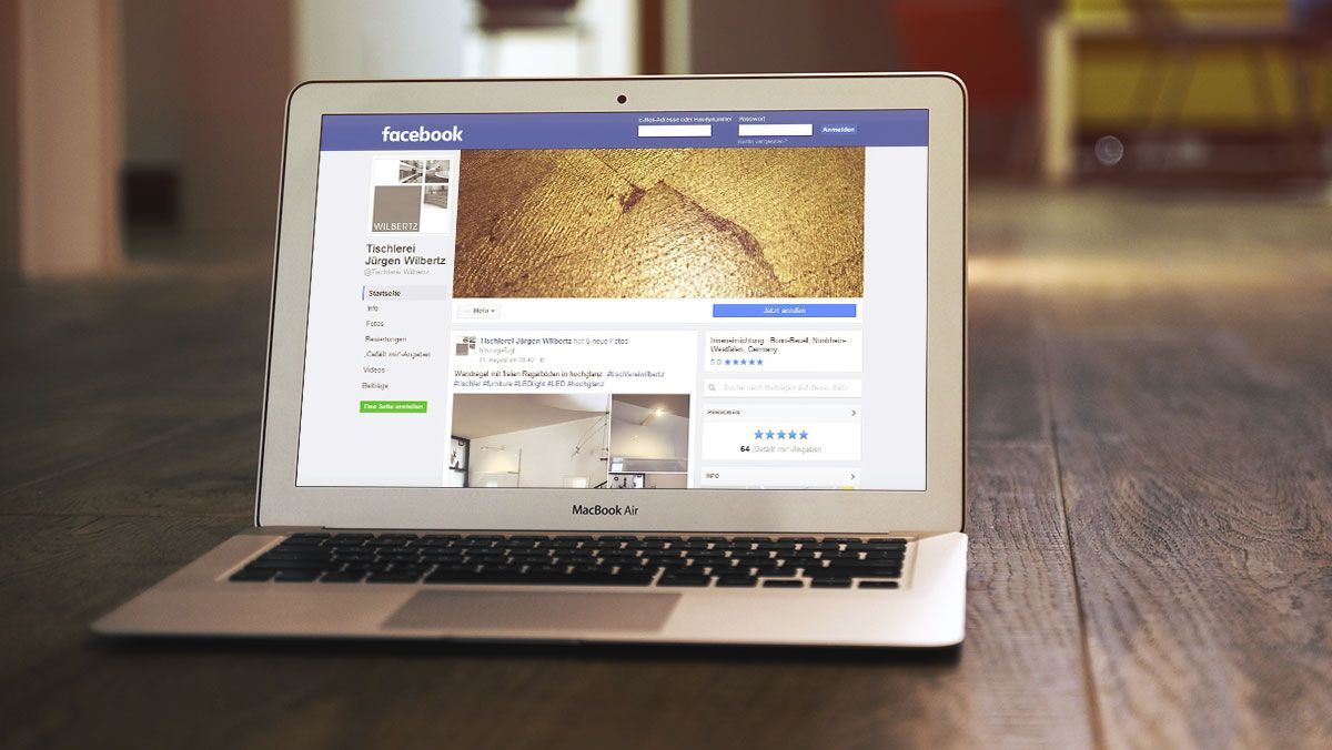 Auf einem Laptop ist eine Facebook-Seite geöffnet