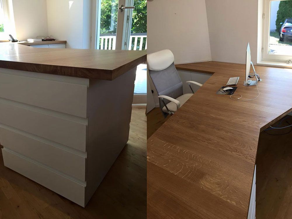 Zwei Bilder von einem Holzschreibtisch mit einem Computer darauf